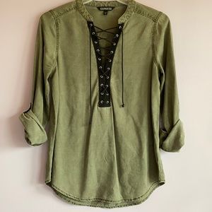Express V-neck Shirt in Green
